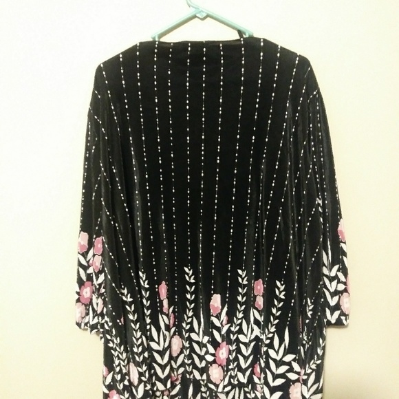 Women's Flower Pattern Top - Picture 2 of 3